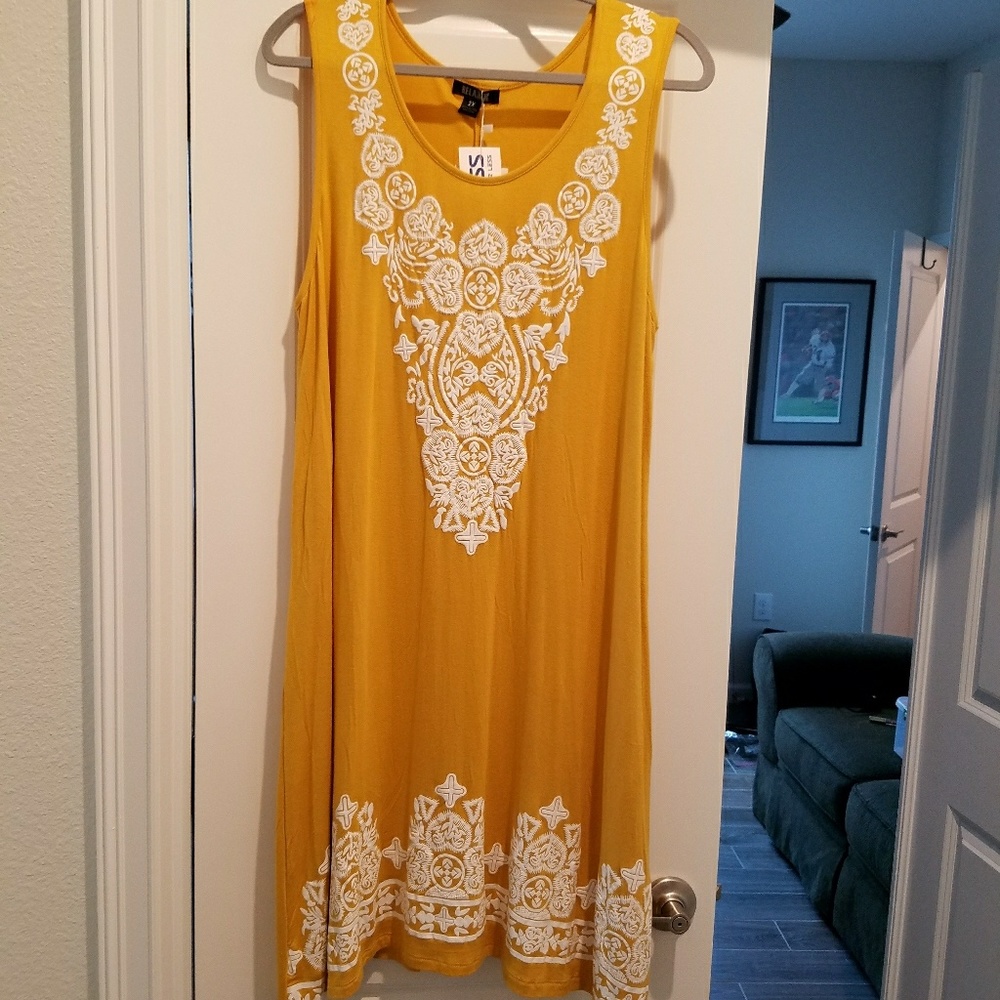 Pretty sleeveless dress, brand new.